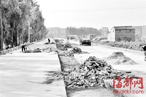 北高镇原本破烂不堪的路将修成四车道,预计春节前通车