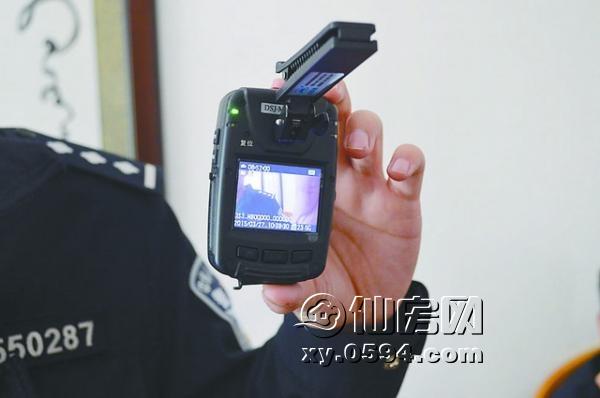 民警随身携带执法记录仪.