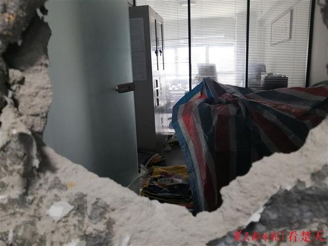 向开发商讨要缩水面积无果 业主竟砸破邻居家墙壁