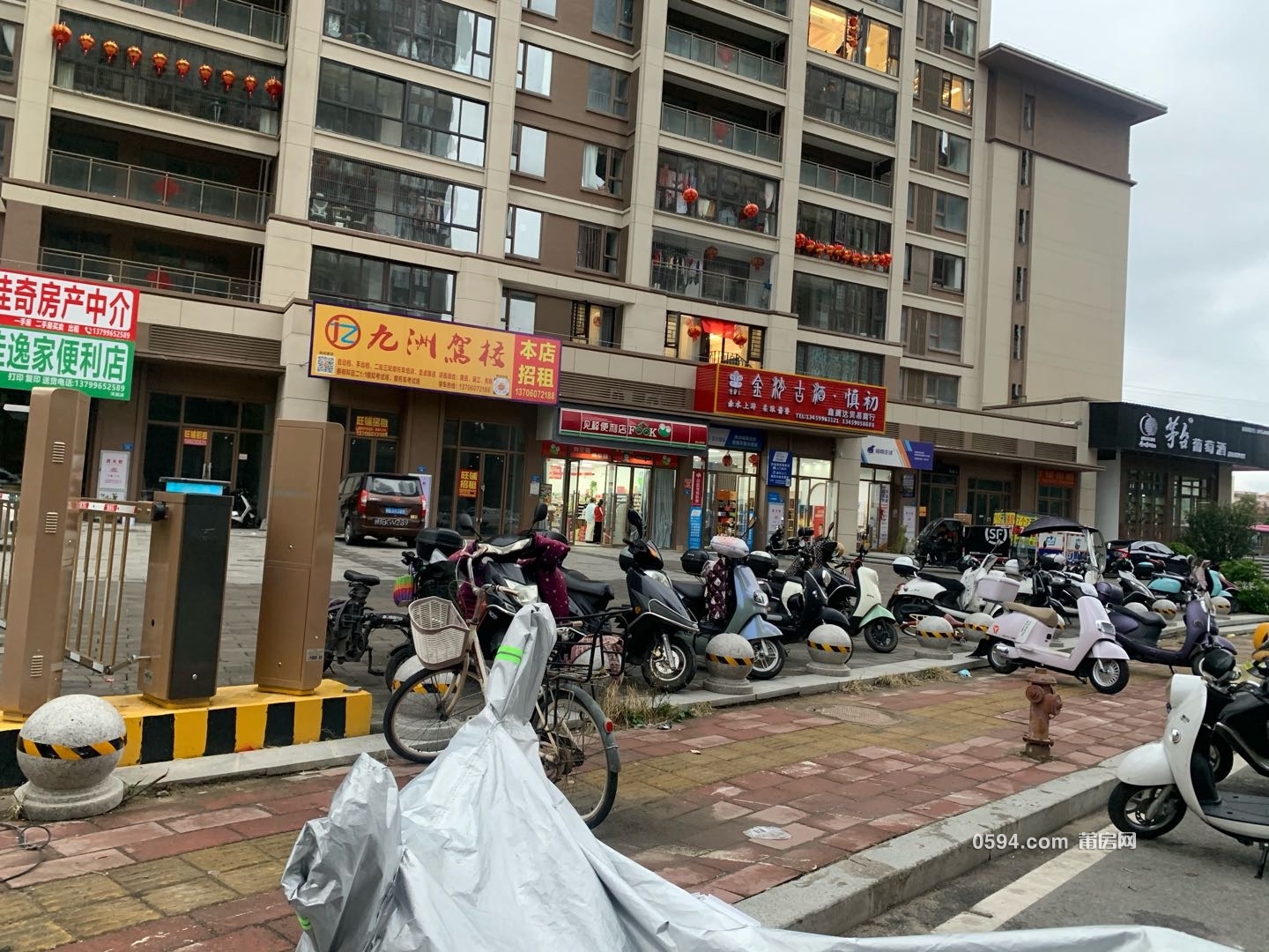 二千戶小區(qū)大門口店面低價出租