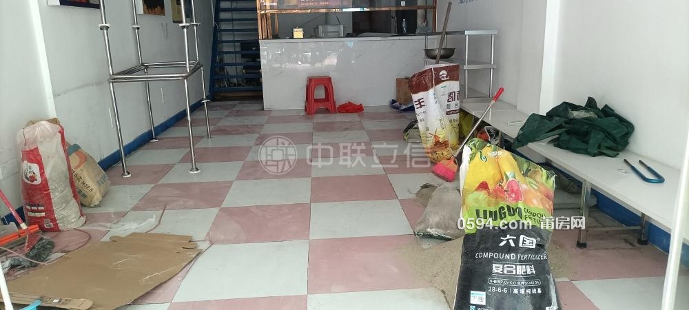 鳳凰路與區(qū)府路交界整棟  有天有地 帶店面 高回報租金7500