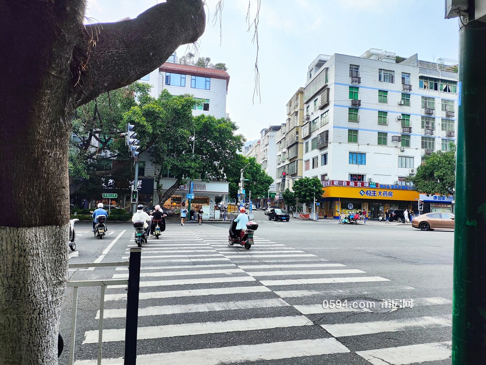 房東直租！五十米路臨街55㎡店面 繁華街區(qū)商機無限