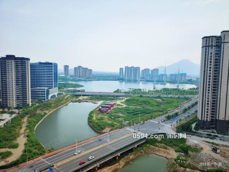 玉湖公園旁 荔浦廬江小區(qū) 頭排看玉湖 現(xiàn)代化裝修三房?jī)尚l(wèi)