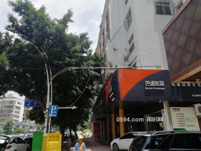 無轉讓費帶設備學園南街匯通紅綠燈附近沿街商鋪340平直租-莆田租房