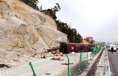 时讯:沈海高速泉州惠安路段发生惨烈车祸 7人遇难39人受伤